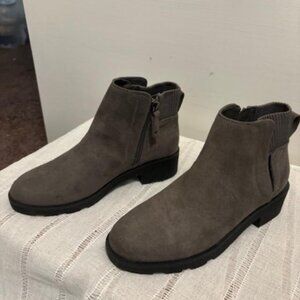Dr Scholls Ankle Booties, Side Zippers Gray Suede, US SZ 7M NWOB